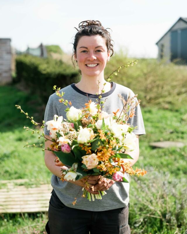 L’équipe s’agrandit chez Paulette 💫

Difficile de passer à côté de ce sourire éclatant et bienveillant. Quoi tu ne connais pas encore Jen 😱 attends on te la présente ! 

Jen nous a rejoins en 2021 curieuse de découvrir l’univers des fleurs. En 2022, c’est en tant que saisonnière qu’elle nous accompagne durant la saison. 

Et cette année devinez quoi, TADAAA c’est officielle elle est engagée chez Paulette! 🥳

Jen c’est une fleuriste passionnée au grand cœur et ce sourire qui en dit long! D’ailleurs la photo parle d’elle même. 

 Si vous la croisez sur le champ n’hésitez pas à papoter avec elle. Elle est aussi enthousiaste que nous quand il s’agit de fleurs. 

Bienvenue dans la petite équipe et à nos futures projets! 🫶

📸 merci @thomasvergeylenmariage pour ces magnifiques photos.