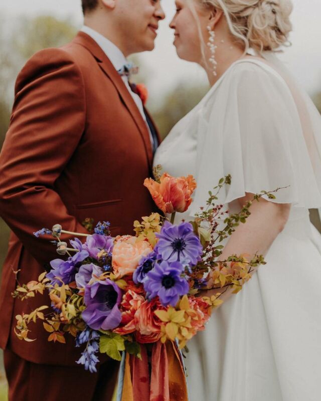 Petit retour sur le mariage de Chloé et Fabrice, c’était le gros coup de cœur de ce début de saison. Le premier mariage de la saison avec nos jolies tulipes, les renoncules et les anémones “Lord Lieutenant” cultivée pour le jour J. 

Il y a un an lorsque Chloé m’a demandé si il était possible d’avoir cette touche de bleu je me suis dis ok on ne promets jamais une fleur ou une couleur particulière mais ont peut toujours lancer la culture et avec un peu de chance le timing sera parfait. 

J’ai eu cette chance énorme de travailler avec un couple adorable qui dès le départ m’a fait confiance. Il ont compris le fonctionnement des cultures et ils ont accepté de lâcher prise et de me faire confiance sans pour autant baisser leur niveau d’exigence. 

Merci pour cette belle expérience, je me suis éclatée 💫 

📸 @lilooiseau_photography 
🎂 @chloepatisse.be