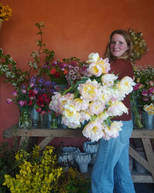 MERCI pour ce week-end de portes ouvertes de folie ! 🌸

Vous avez été près de 700 à passer les portes du champ pour Hortidécouvertes ce week-end… Rien que ça !

Entre les sourires, les mains dans la terre, les bouquets fraîchement cueillis, les éclats de rires au jeu de piste (coucou à la super classe de parents d’élèves !), les vaches Highland et les discussions autour d’un petit verre… C’était tout simplement magique. ✨

💬 Vos retours nous ont touchés en plein cœur. Merci pour votre présence, votre curiosité, votre bienveillance et votre amour des fleurs locales.

@jejardinelocal #Hortidécouvertes #printemps #fleurslocales #fleursdesaison #compositionflorale #slowflowersbelgique #fleursbelgique #pauletteadesfleurs