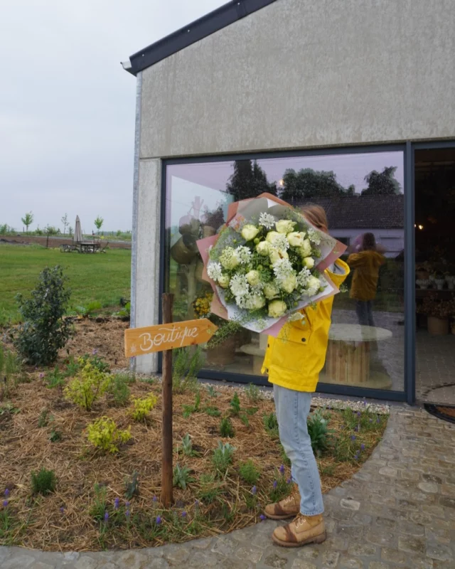 Vous avez jusqu'à demain pour passer commande 📣 afin d'être sûr.e d'offrir le bouquet de rêve à votre maman !

👉 Commandez via notre site web en bio ou 📞 par téléphone : +32 (0)471 07 28 71 !

La boutique est ouverte 📍 du mercredi au samedi de 10h à 18h et ce dimanche 11 mai de 10h à 14h30 au Chemin de Pierpont 50 à Rêves.

#fetedesmeres #pauletteadesfleurs #fleurslocales #atelierfloral #bouquetfrais #fleursdesaison #cadeaufleurie #slowflowersbelgique