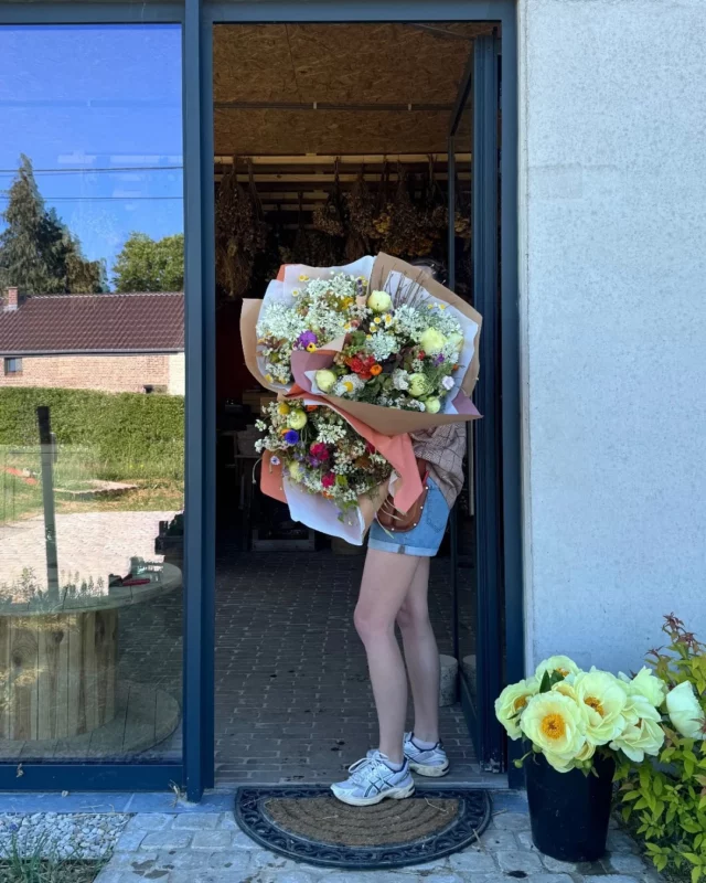 Ce que j’ai aimé ces dernières semaines… 🧡⤵️

1-2-3. Notre toute première fête des mères à la boutique : c’était fou, intense et tellement beau à vivre ! ✨

4-5. L’arrivée de nos trois petits piou-piou : Lucette, Odette et Nestorette. 🐣💛

6-7. L’explosion magique des pivoines dans le champ comme un feu d’artifice rose et blanc. 🎆

8. Un peu de temps pour moi, enfin, entourée de mes deux princesses à sabots. 🐴💜

9-10-11. La joie de fleurir un chouette mariage, plein d’émotions et de douceur. 💍

12. Un super reportage dans l’émission BioVillage qui met nos fleurs à l’honneur. 🎥

13-14. La douceur d’une communion fleurie, simple et joyeuse. 🥰🌼

MERCI pour vos visites ! 💬 Et vous… C’est quoi, votre moment préféré des dernières semaines ?

#springdump #photodump #dump #lifelately #pauletteadesfleurs