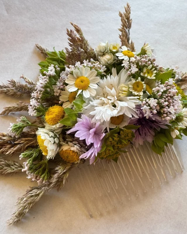 Quel est votre bijou de cérémonie préféré ? 🥰💍

J’ai envie de vous faire découvrir mes créations fleuries de cérémonie : peignes, couronnes, bracelets fleuris, boutonnières… ✨

Souvent discrètes, ces petites pépites sont pourtant le fruit d’un véritable travail d’orfèvre. 💎 Ma petite touche ? J’aime travailler mes boutonnières avec une délicate finition en graminée !

Vous aimez ?

#fleurslocales #boutiquefleurie #fleursdesaison #fleuristebelgique #floriculturebelgique #slowflowersbelgique #pauletteadesfleurs