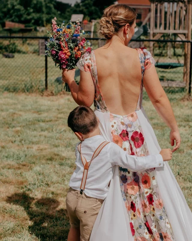 Quand la mariée est sublimement assortie à son bouquet @pauletteadesfleurs ! 😍💐💍

#mariage2025 #mariagebelgique #fleurslocales #boutiquefleurie #fleursdesaison #floriculturebelgique #slowflowersbelgique #pauletteadesfleurs