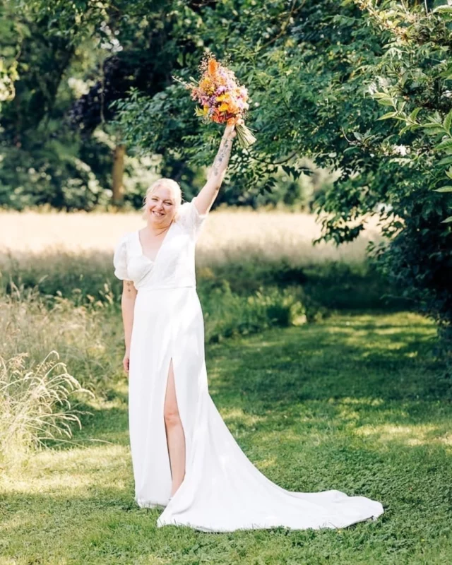 Cet été, on a eu la chance de fleurir le mariage d’une amie fleuriste @hortalisa.fleuriste ! 💍🥰 Elle nous a laissé carte blanche pour le choix des fleurs 💐 elle voulait un mariage peps et coloré… À son image ! 😍 Mission réussie selon vous ?

Vous préparez votre mariage ? Parlez-nous de votre univers au 📞 0032(0)471 07 28 71 ou via notre formulaire 💌 sur pauletteadesfleurs.be

#fleursdemariage #mariagecoloré #weddingflowers #fleurslocales #boutiquefleurie #fleursdesaison #fleuristebelgique #floriculturebelgique #slowflowersbelgique #pauletteadesfleurs