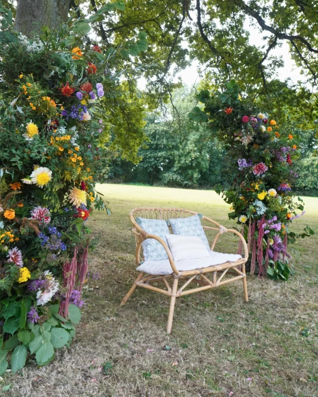 Résultat de notre arche remplie de couleurs 💐 pour laquelle nous avons eu carte blanche des mariés 💍 avec mon amie @leagg__  à La Ferme de Coquiamont ! 💒 

Contactez-moi directement au 📞 +32(0)471 07 28 71 ou via notre formulaire de contact sur 🔗 pauletteadesfleurs.be si vous voulez fleurir votre événement avec des fleurs locales et de saison. 😍

#decomariage #archemariage #weddingflowers #fleurslocales #boutiquefleurie #fleursdesaison #fleuristebelgique #floriculturebelgique #slowflowersbelgique #pauletteadesfleurs