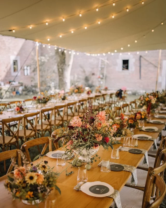 Cela fait maintenant plusieurs années que je connais @cynthiatbv de @lafermedescapucines .

Chaque saison, nous faisons appel à elle pour réaliser de magnifiques shootings sur le champ, de nos cultures, des animaux, ... Je vous la recommande vivement via sa page d’ailleurs 📸 @cynthiatbv.storyteller !

Ici, c’est @le_mariage_d_un_haiku qui a immortalisé ces moments. 

Ce jour-là, j’ai été ravie de pouvoir réaliser chaque composition florale à l’occasion des 10 ans de La Ferme des Capucines. À elle ainsi qu’à Marc, on leur souhaite encore de nombreuses années de succès et de good vibes ! 🫶

*SEMONS ENSEMBLE NOS PROCHAINS CHAPITRES* @lafermedescapucines 🌷

Envie de fleurir votre événement avec des fleurs locales et de saison ? 🥰 Contactez-moi directement au 📞 +32(0)471 07 28 71 ou RDV sur 🔗 pauletteadesfleurs.be

#decorationevenementielle #shootinginspiration #fleursdemariage #fleurslocales #boutiquefleurie #fleursdesaison #fleuristebelgique #floriculturebelgique #slowflowersbelgique #pauletteadesfleurs